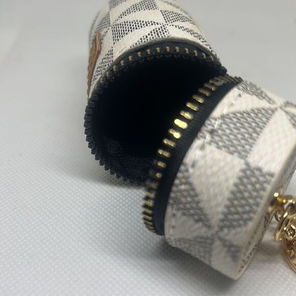 Classic Faux Leather Coin Purse with Zipper and Keychain - Picture 3 of 3